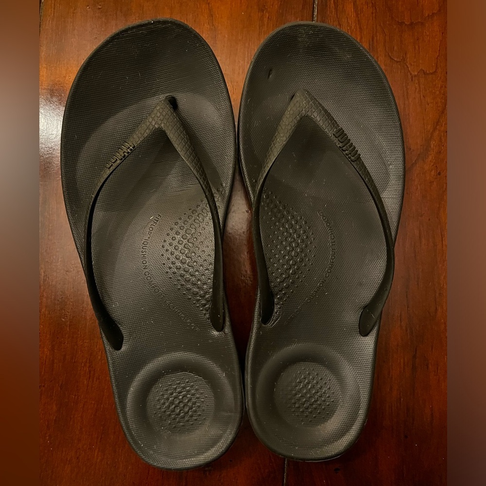 FitFlop Women's Iqushion Ergonomic Flip-Flops Sandal black size 6